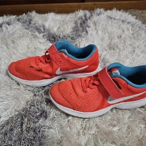 Nike revolution girls shoes